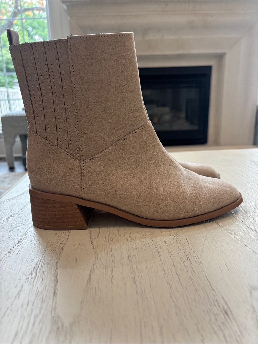 Universal Thread (Target) pointed-toe ankle boots in a soft taupe SZ 9